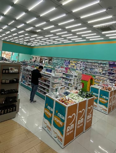 Prateleiras com medicamentos e suplementos